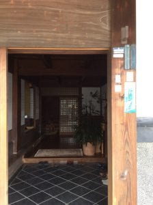 64旧家の建具にステンドグラス01